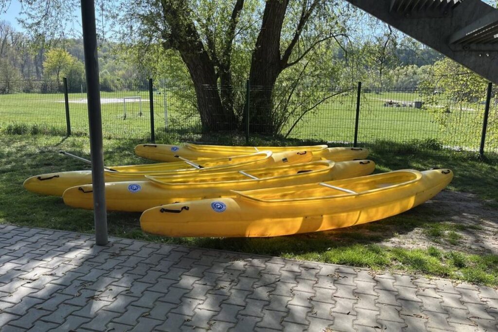Lodě na vodě a hry u jezu